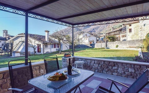 La Corte di Marga - Casa Gustet: Porte, Domicile, Porche, Chaise, Ombre, Mobilier De Jardin, Patio, Plante D'Appartement, Structure En Plein Air, Dalle