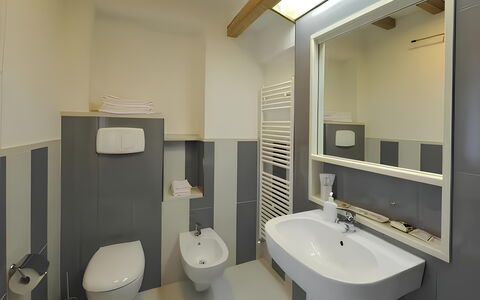 La Corte di Marga - Casa Gustet: Design Intérieur, Sol, Plafond, Sol, Luminaire Plomberie, Salle De Bains, Pièce, Évier, Appartement, Plomberie