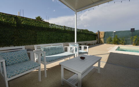 Villa Cosentini: Meubles, Mobilier De Jardin, Chaise, Table, Sol, Sol, Piscine, Tableau De Plein Air, Composite, Ombre