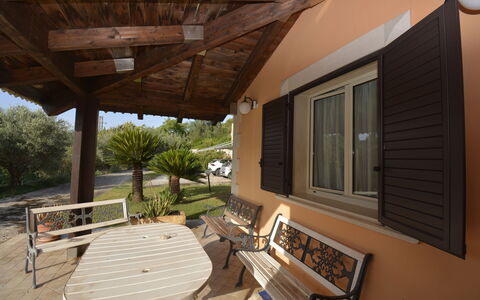 Villa del Monte by Geco Vacation Rentals: Bois, Meubles, Domicile, Porte, Ombre, Chaise, Chalet, Tache De Bois, Mobilier De Jardin, Porche