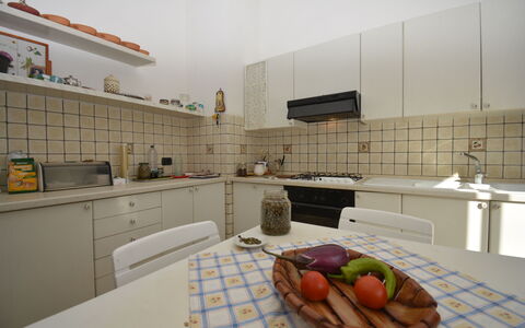 Villa del Monte by Geco Vacation Rentals: Sol, Design Intérieur, Meubles, Sol, Cuisine, Comptoir, Plafond, Éclairage, Pièce, Cabinetry