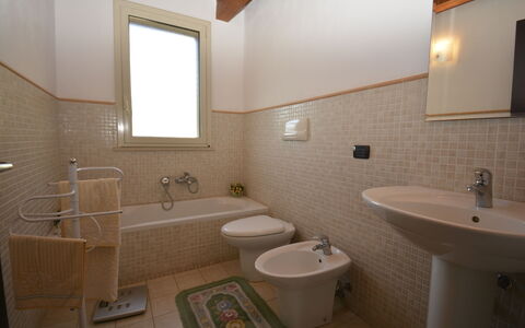 Villa del Monte by Geco Vacation Rentals: Sol, Luminaire Plomberie, Salle De Bains, Mur, Lavabo, Sol, Évier, Design Intérieur, Robinet, Plomberie