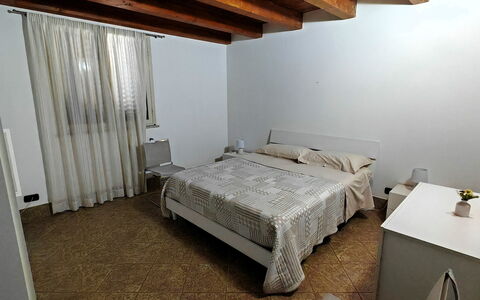 Villa del Monte: Lit, Chambre, Sol, Drap De Lit, Literie, Design Intérieur, Sol, Pièce, Meubles, Plafond