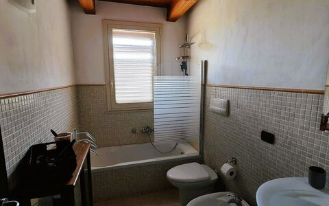 Villa del Monte: Mur, Luminaire Plomberie, Sol, Sol, Plomberie, Tuile, Salle De Bains, Composite, Robinet, Lavabo