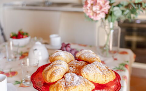 Serafini Holiday Home: Aliments, Vaisselle, Serveware, Dessert, Meubles, Vaisselle, Petit Déjeuner