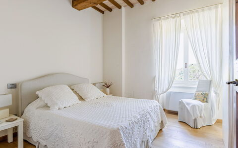 Serafini Holiday Home: Meubles, Lit, Design Intérieur, Chambre, Literie, Drap De Lit, Sol, Mur, Sol, Linge