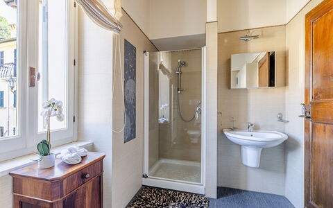 Serafini Holiday Home: Sol, Sol, Luminaire Plomberie, Salle De Bains, Design Intérieur, Plomberie, Pièce, Porte, Toilette, Robinet