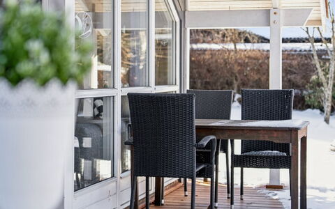 Elenor - 1.3Km from the Sea: Bois, Meubles, Sol, Design Intérieur, Sol, Chaise, Mobilier De Jardin, Porche, Pot De Fleur, Plate-Forme