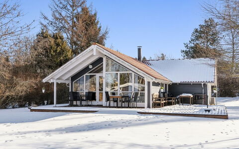 Elenor - 1.3Km from the Sea: Meubles, Mobilier De Jardin, Vaisselle, Table, Drinkware, Chaise, Tableau De Plein Air, Aliments, Bouteille