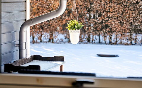 Elenor - 1.3Km from the Sea: Meubles, Mobilier De Jardin, Vaisselle, Table, Drinkware, Chaise, Tableau De Plein Air, Aliments, Bouteille