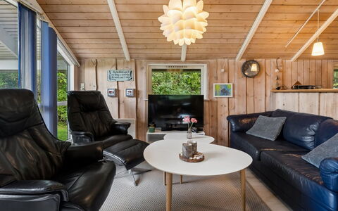 Elenor - 1.3Km from the Sea: Design Intérieur, Meubles, Bois, Plafond, Canapé, Salon, Luminaire, Pièce, Sol, Éclairage