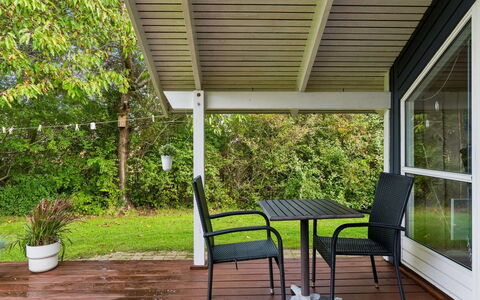 Elenor - 1.3Km from the Sea: Bois, Porche, Meubles, Mobilier De Jardin, Ombre, Plafond, Chaise, Plate-Forme, Tableau De Plein Air, Structure En Plein Air