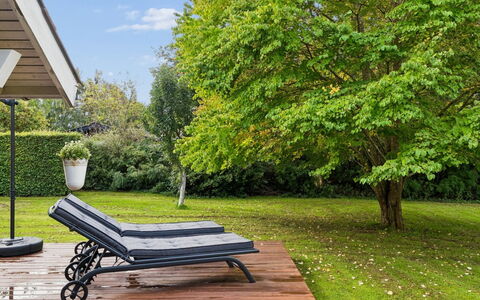 Elenor - 1.3Km from the Sea: Meubles, Bois, Mobilier De Jardin, Extérieur Banc, Couverture De Sol, Banc, Ombre, Jardin, Dur