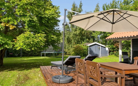Elenor - 1.3Km from the Sea: Parapluie, Mobilier De Jardin, Meubles, Ombre, Tableau De Plein Air, Chaise, Jardin, Plate-Forme, Loisir, Patio