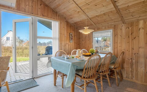 Heika - 6.8Km from the Sea: Meubles, Bois, Design Intérieur, Sol, Sol, Chaise, Pièce, Plafond, Salon, Appartement