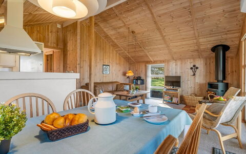 Heika - 6.8Km from the Sea: Meubles, Bois, Design Intérieur, Sol, Sol, Chaise, Pièce, Plafond, Salon, Appartement