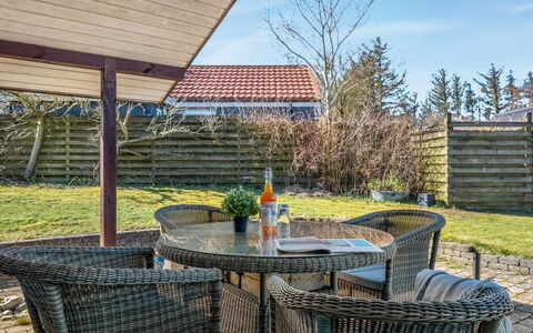 Heika - 6.8Km from the Sea: Meubles, Bois, Mobilier De Jardin, Chaise, Tableau De Plein Air, Table, Porche, Table Cuisine Et Salle A Manger, Ombre, Patio