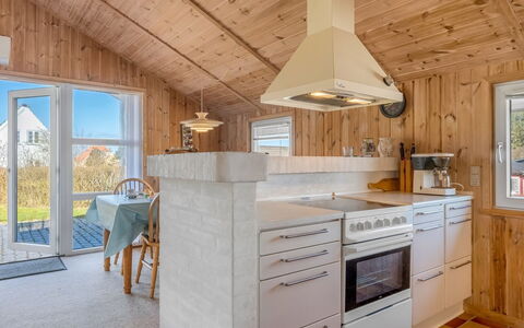 Heika - 6.8Km from the Sea: Cuisine, Bois, Plafond, Comptoir, Sol, Appareil De Cuisine, Design Intérieur, Meubles, Cabinetry, Principaux Appliance
