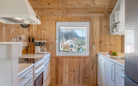 Heika - 6.8Km from the Sea: Cuisine, Comptoir, Appareil De Cuisine, Bois, Principaux Appliance, Plafond, Sol, Design Intérieur, Cabinetry, Evier