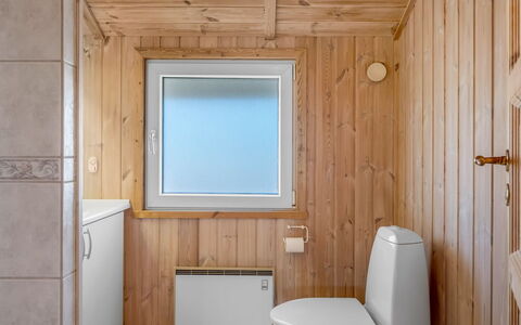Heika - 6.8Km from the Sea: Sol, Bois, Sol, Luminaire Plomberie, Design Intérieur, Siège De Toilette, Toilette, Salle De Bains, Pièce, Plafond