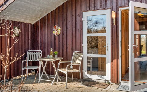 Heika - 6.8Km from the Sea: Bois, Porte, Dur, Tache De Bois, Planche, Chaise, Porche, Plate-Forme, Parquet, Cour