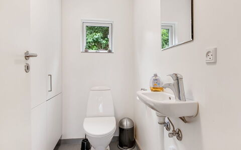 Hava - 250M from the Sea: Siège De Toilette, Toilette, Luminaire Plomberie, Salle De Bains, Sol, Sol, Design Intérieur, Plomberie, Domicile, Robinet