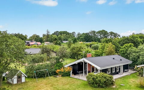Hava - 250M from the Sea: Maison, Domicile, Toit, Zone Résidentielle, Chalet, Biens, Pelouse, Banlieue, Jardin, Ferme