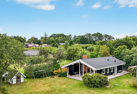 Hava - 250M from the Sea: Maison, Domicile, Toit, Zone Résidentielle, Chalet, Biens, Pelouse, Banlieue, Jardin, Ferme
