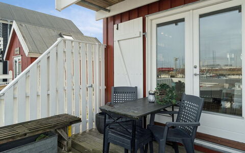 Ljubinka - 5M from the Sea: Bois, Porte, Dur, Chaise, Tache De Bois, Ombre, Balcon, Planche, Plate-Forme, Daylighting