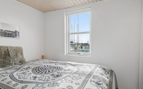 Ljubinka - 5M from the Sea: Mur, Bois, Chambre, Plafond, Design Intérieur, Sol, Sol, Drap De Lit, Lit, Literie