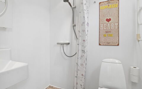 Ljubinka - 5M from the Sea: Salle De Bains, Luminaire Plomberie, Mur, Sol, Design Intérieur, Sol, Toilette, Siège De Toilette, Plomberie, Pièce