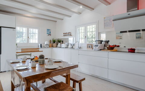 Tika: Meubles, Cuisine, Design Intérieur, Comptoir, Sol, Bois, Plafond, Cabinetry, Sol, Domicile