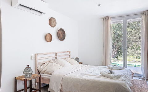 Villa Solhyllan: Lit, Meubles, Literie, Chambre, Drap De Lit, Design Intérieur, Bois, Linge, Sol, Sol