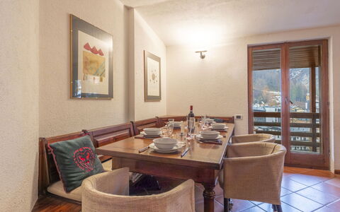 La Marmotta: Meubles, Sol, Design Intérieur, Bois, Sol, Plafond, Table Cuisine Et Salle A Manger, Pièce, Table, Salle À Manger