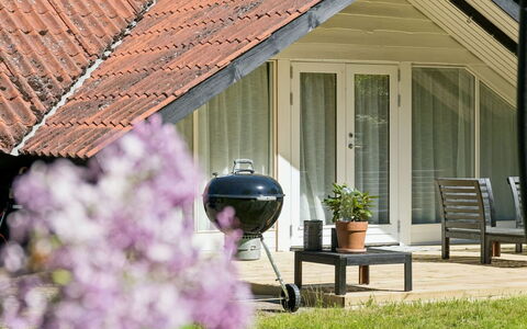 Petkana - 4Km from the Sea: Toit, Chalet, Domicile, Couverture De Sol, Jardin, Ombre, Siding, Batiments Jardin, Pelouse, Cour