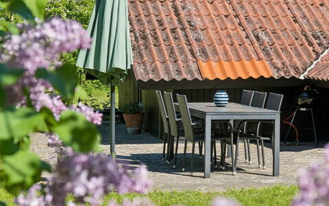 Petkana - 4Km from the Sea: Meubles, Mobilier De Jardin, Arbuste, Ombre, Chaise, Jardin, Tableau De Plein Air, Couverture De Sol, Pot De Fleur, Table Cuisine Et Salle A Manger