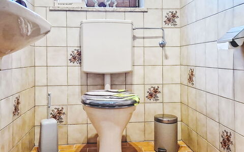 Panoramablick Tauern: Siège De Toilette, Toilette, Salle De Bains, Luminaire Plomberie, Sol, Plomberie, Design Intérieur, Sol, Tuile