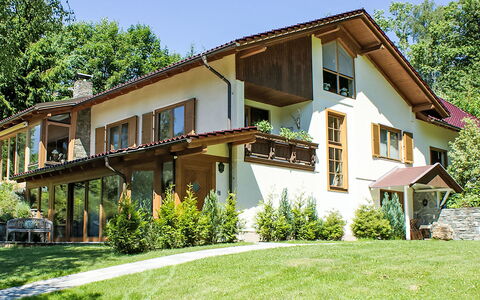 Apt. Luna: Bâtiment, Fenêtre, Maison, Domicile, Zone Résidentielle, Chalet, Architecture, Arbuste, Lot Terre