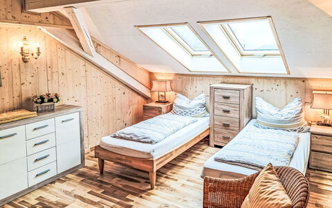 Apt. Luna: Meubles, Chambre, Design Intérieur, Lit, Bois, Sol, Sol, Drap De Lit, Literie, Pièce