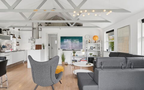 Sida - 1.5Km from the Sea: Meubles, Bois, Design Intérieur, Sol, Sol, Chaise, Pièce, Plafond, Salon, Appartement