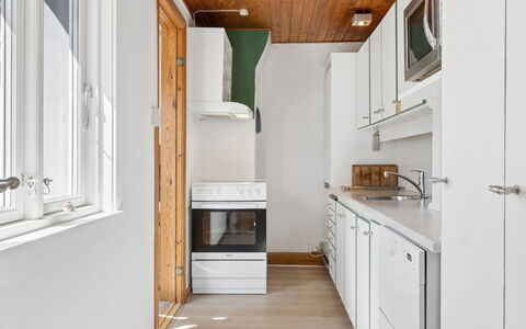 Cedomir - 400M from the Sea: Sol, Cuisine, Mur, Appareil De Cuisine, Comptoir, Design Intérieur, Sol, Bois, Principaux Appliance, Plafond