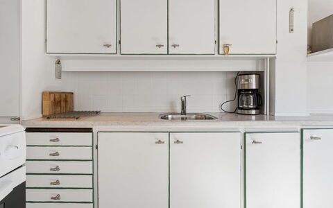 Cedomir - 400M from the Sea: Cabinetry, Sol, Cuisine, Comptoir, Evier, Design Intérieur, Sol, Appareil De Cuisine, Placard, Tiroir