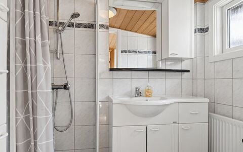 Cedomir - 400M from the Sea: Luminaire Plomberie, Évier, Lavabo, Sol, Design Intérieur, Sol, Armoire De Toilette, Robinet, Salle De Bains, Plomberie