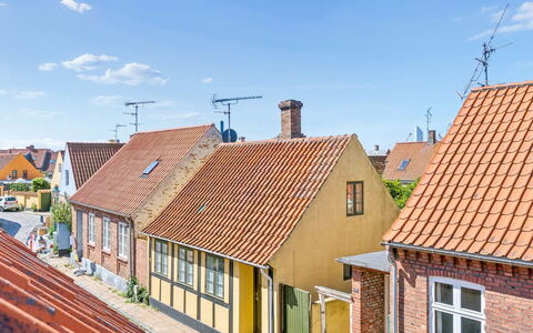 Cedomir - 400M from the Sea: Meubles, Mobilier De Jardin, Vaisselle, Table, Drinkware, Chaise, Tableau De Plein Air, Aliments, Bouteille