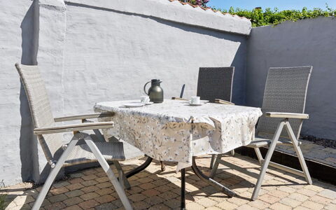 Cedomir - 400M from the Sea: Meubles, Mobilier De Jardin, Vaisselle, Table, Drinkware, Chaise, Tableau De Plein Air, Aliments, Bouteille
