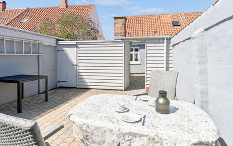 Cedomir - 400M from the Sea: Meubles, Mobilier De Jardin, Vaisselle, Table, Drinkware, Chaise, Tableau De Plein Air, Aliments, Bouteille