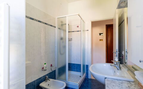 Geranio: Sol, Design Intérieur, Sol, Plafond, Luminaire Plomberie, Pièce, Salle De Bains, Robinet, Évier, Appartement