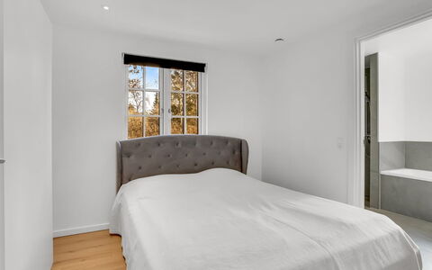 Goti - 400M from the Sea: Lit, Chambre, Meubles, Literie, Design Intérieur, Sol, Sol, Drap De Lit, Bois, Plafond