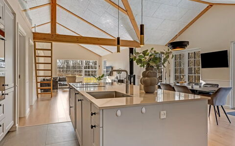 Goti - 400M from the Sea: Cuisine, Bois, Plafond, Meubles, Design Intérieur, Comptoir, Sol, Luminaire, Éclairage, Chaise