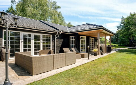 Goti - 400M from the Sea: Toit, Domicile, Chalet, Mobilier De Jardin, Ombre, Jardin, Biens, Cour, Porche, Patio